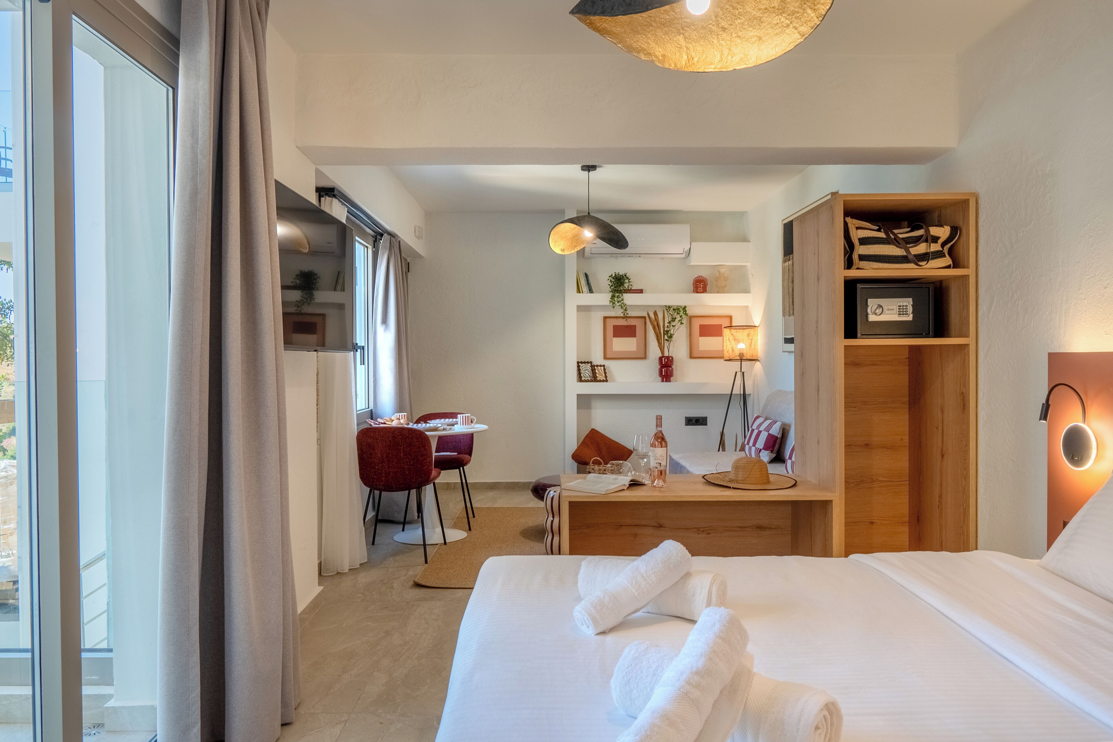 Suite with Sea View & Balcony | Premium-sengetøj, minibar, pengeskab på værelset, mørklægningsgardiner