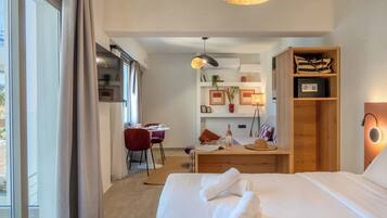 Suite with Sea View & Balcony | Premium-sengetøj, minibar, pengeskab på værelset, mørklægningsgardiner