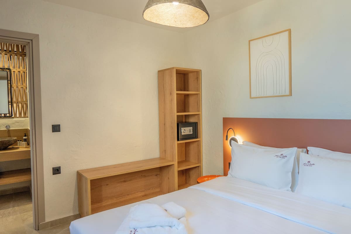 One bedroom Suite with Sea view and Balcony | 高級寝具、ミニバー、セーフティボックス (室内)、遮光カーテン