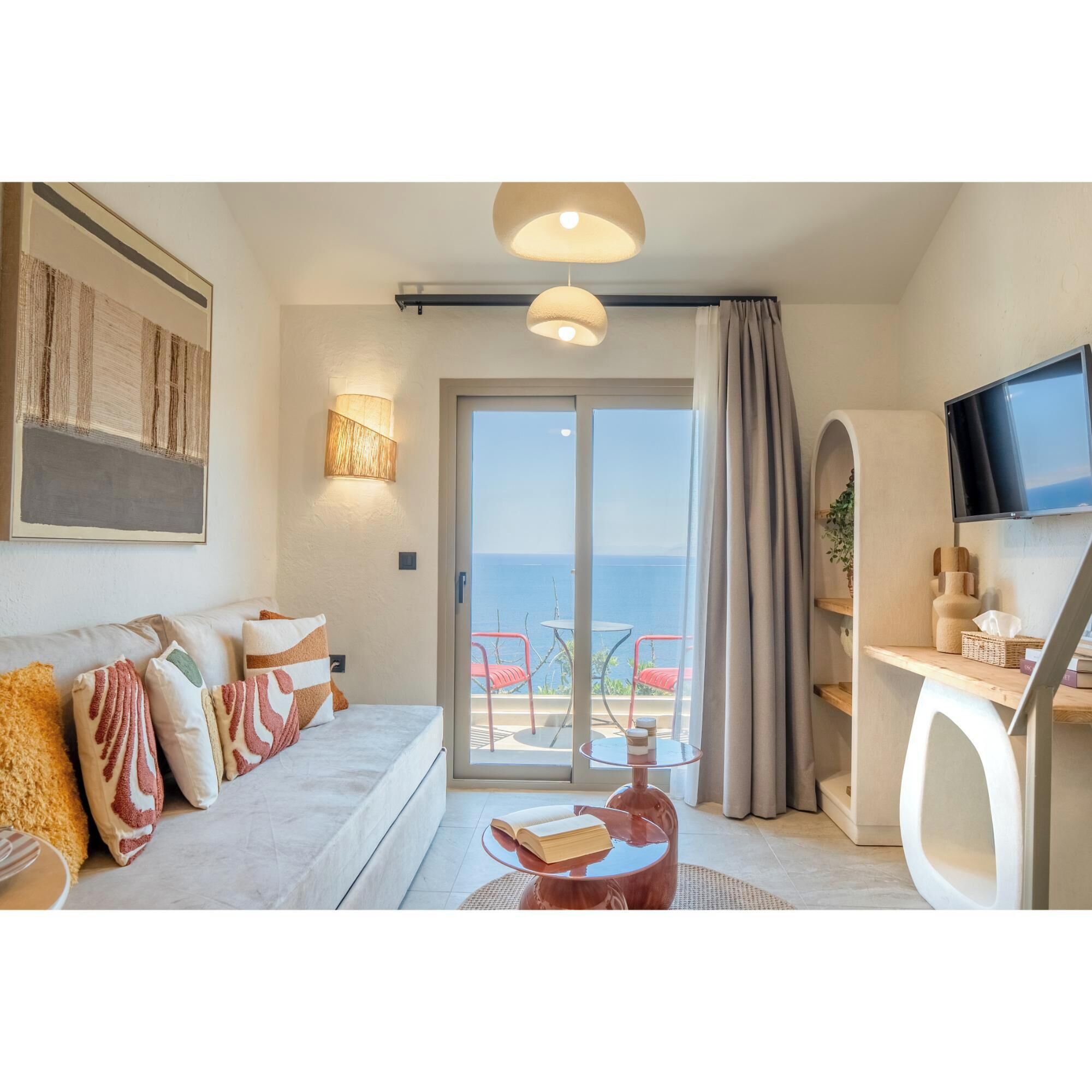 Suite - Split Level with Sea View & Balcony | Khu phòng khách | TV màn hình phẳng 