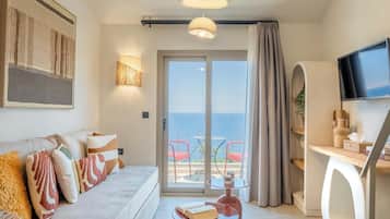 Suite - Split Level with Sea View & Balcony | Khu phòng khách | TV màn hình phẳng