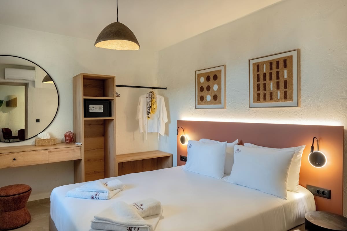 One Bedroom Suite with Sea View | 高級寝具、ミニバー、セーフティボックス (室内)、遮光カーテン