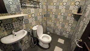 Deluxe-dobbeltværelse | Badeværelse | Håndklæder, Sæbe, Shampoo, Toiletpapir