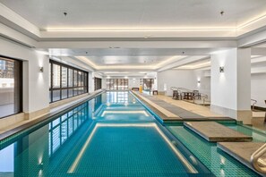 Een binnenzwembad en een verwarmd zwembad