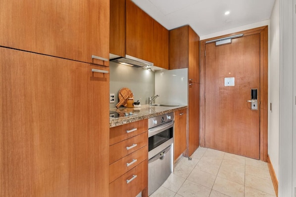 Een koelkast, een microgolfoven, een oven, een kookplaat