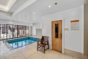 Una piscina cubierta, una piscina climatizada