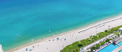 بالقرب من الشاطئ