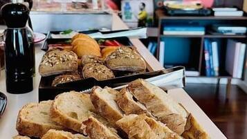 Tägliches inbegriffenes Frühstück zur Selbstbedienung