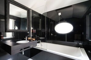 Superior Double or Twin Room, Balcony | Bathroom | Free toiletries, hair dryer, slippers, towels - &Tales Hotel (Óbidos)
