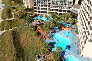 Innendørsbasseng og et oppvarmet basseng