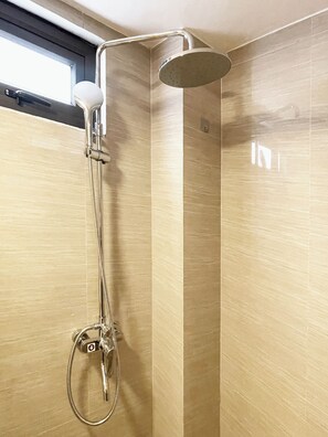 Haartrockner, Handtücher, Seife, Toilettenpapier
