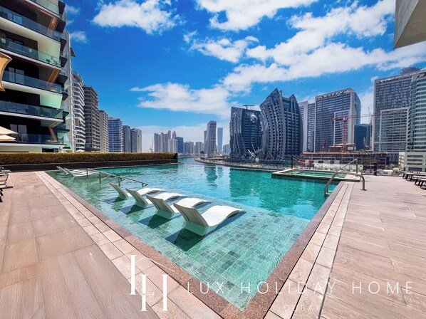 สระว่ายน้ำกลางแจ้ง