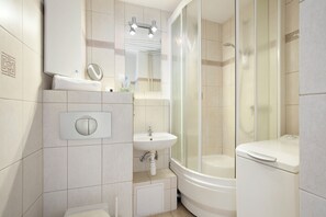 Deluxe Apartment, City View, Beachside | Bathroom | Hair dryer, towels, soap, toilet paper - Elite Apartments Ivory  (Gdańsk)
