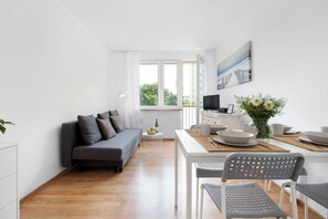 Deluxe Apartment, City View, Beachside | Living area