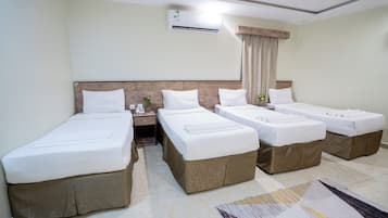 Minibar, cortinas blackout, tabla de planchar con plancha y wifi gratis