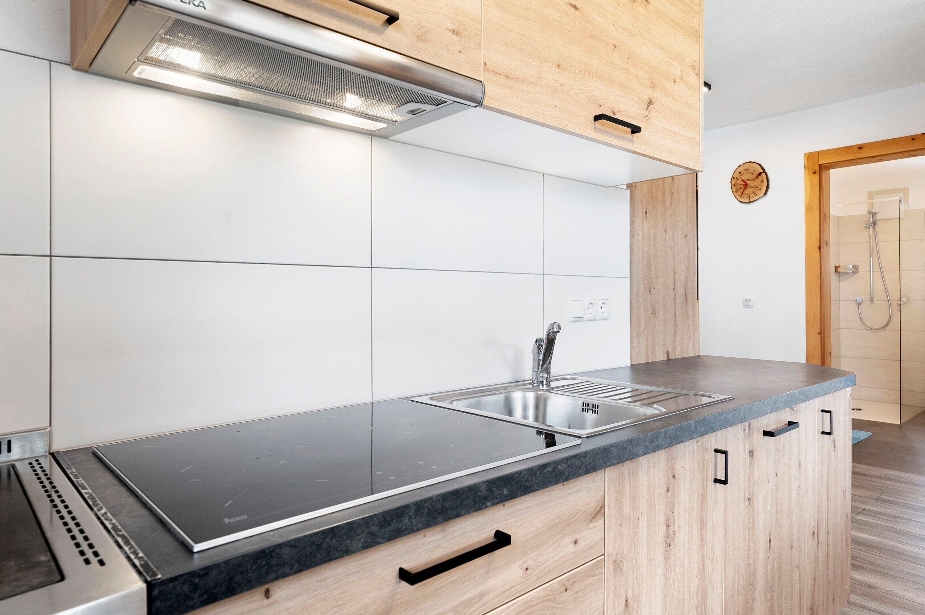 Jääkaappi, uuni, liesi, astianpesukone