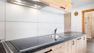 Jääkaappi, uuni, liesi, astianpesukone