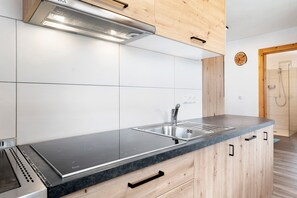 Réfrigérateur, four, plaque de cuisson, lave-vaisselle