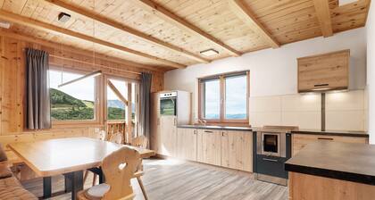 Apartment 'Upper Floor' with Mountain View, Shared Terrace and Wi-Fi