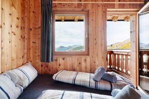 4 bedrooms, WiFi, bed sheets