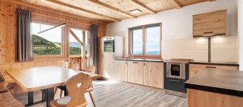 Apartment 'Upper Floor' with Mountain View, Shared Terrace and Wi-Fi