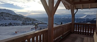 Apartment 'Upper Floor' with Mountain View, Shared Terrace and Wi-Fi