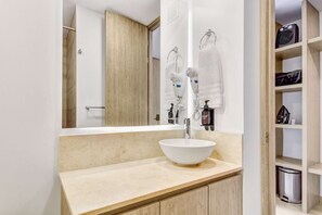 Shower, hair dryer, towels