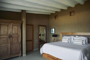 1 dormitori, planxa i posts de planxar, wifi i roba de llit