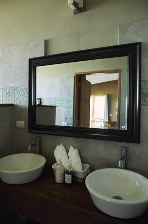 Douche, sèche-cheveux, serviettes fournies