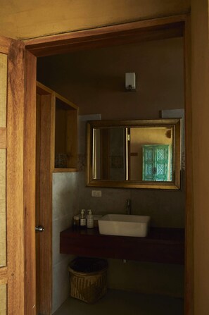 Suihku, hiustenkuivaaja, pyyhkeet