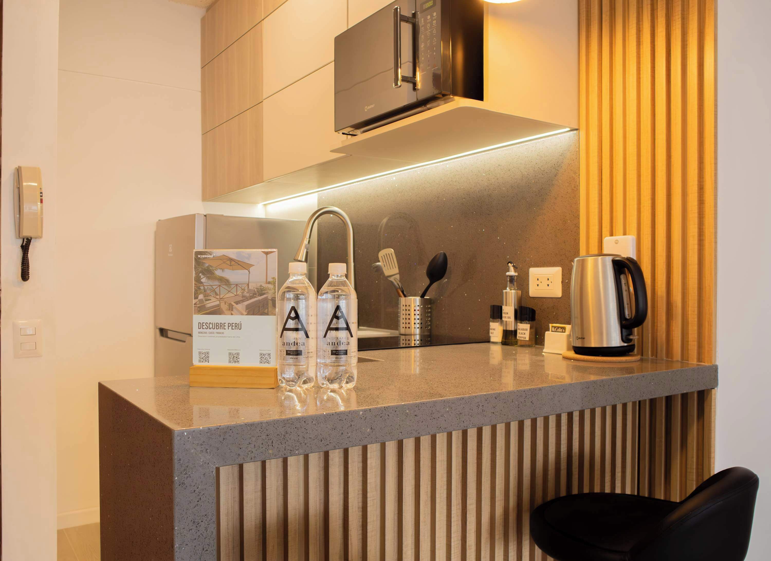 Kylskåp, mikrovågsugn, ugn och spishäll