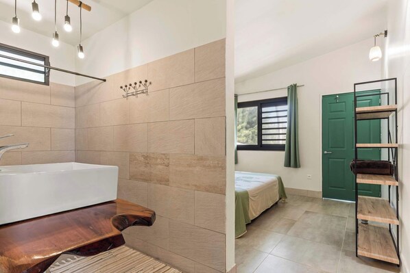 2 bedrooms, iron/ironing board, bed sheets