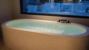 Combined shower/bathtub, rainfall showerhead, free toiletries