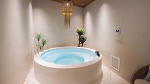 Combined shower/bathtub, rainfall showerhead, free toiletries - Beifei Garden Majestic Great Wall View (Yanqing)