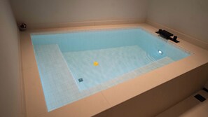 Combined shower/tub, rainfall showerhead, free toiletries, hair dryer