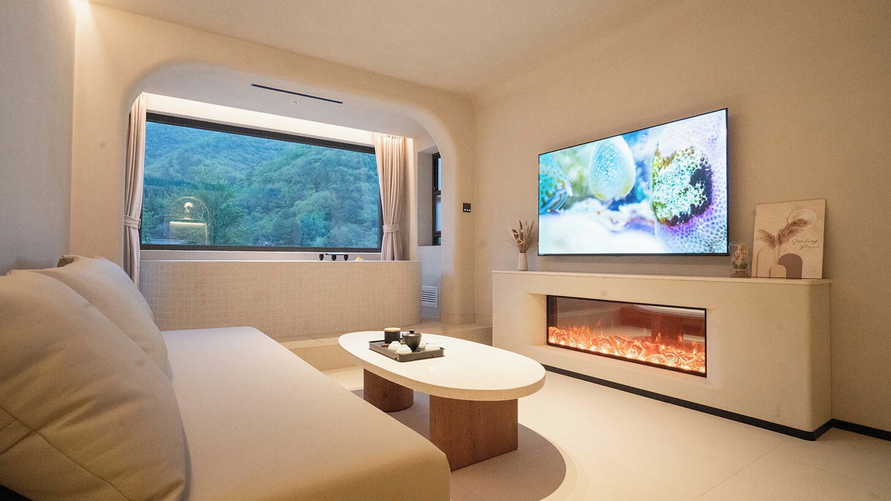 Panoramic Suite | Desk, laptop workspace, WiFi (free), individually decorated