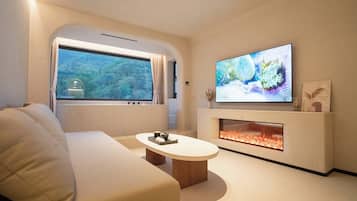 Panoramic Suite | Desk, laptop workspace, WiFi (free), individually decorated
