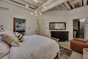 1 Schlafzimmer, Schreibtisch, Bügeleisen/Bügelbrett, Reisekinderbett