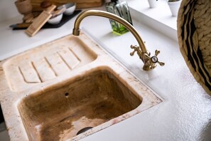Douche, sèche-cheveux, serviettes fournies, savon
