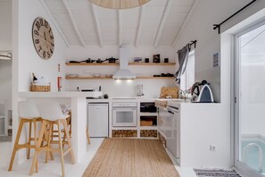 Een magnetron, een oven, een kookplaat, een vaatwasser