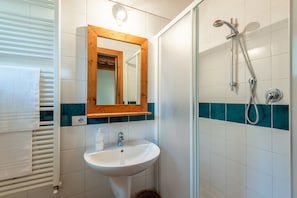 Dusche, Haartrockner, Handtücher