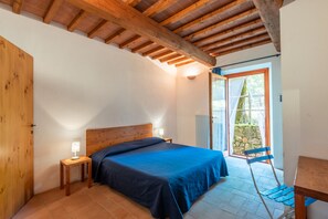 4 bedrooms, WiFi, bed sheets - Holiday Home 'San Michele - Casa Convento' with Mountain View, Shared Pool and Wi-Fi (Montieri)