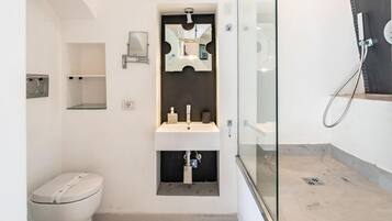Doccia, bidet, asciugamani, shampoo