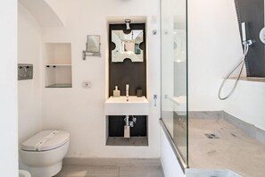 Shower, bidet, towels, shampoo