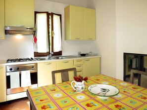 Fridge, oven, stovetop, coffee/tea maker