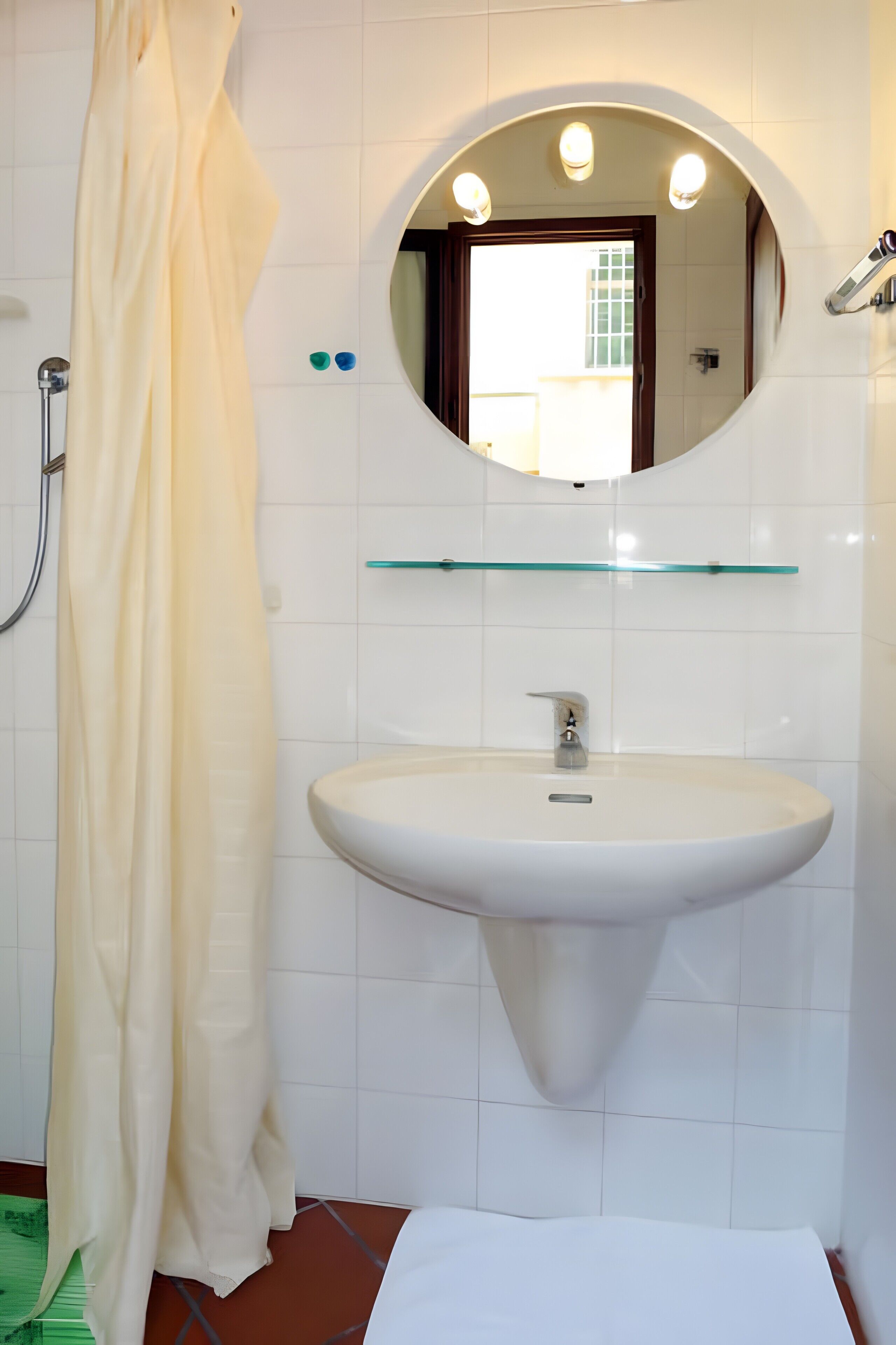Douche, sèche-cheveux, serviettes fournies