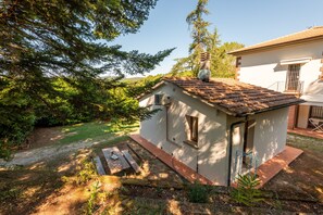 Una pequeña casa con techo de tejas, una ventana y una puerta.