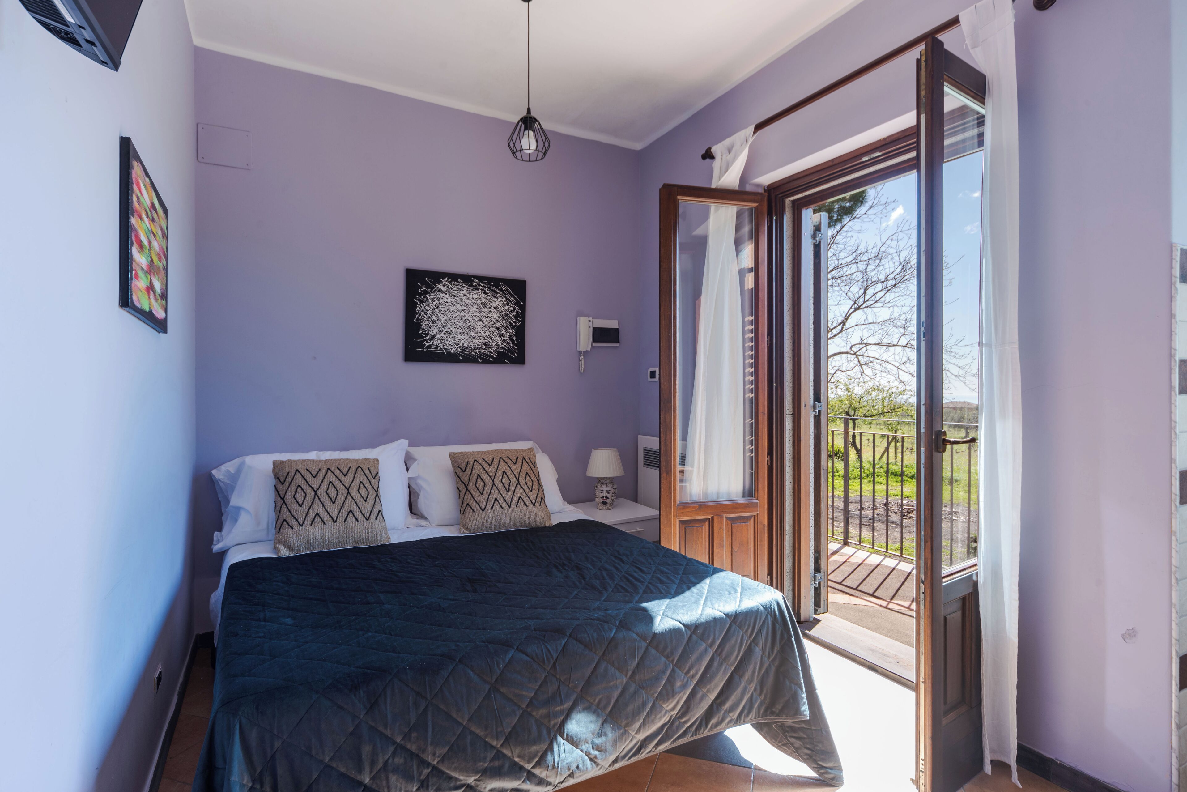 Tabla de planchar con plancha, wifi gratis y ropa de cama 