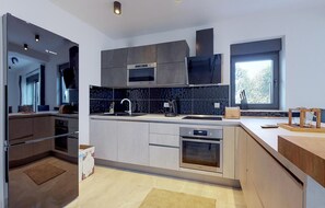 Refrigerador, microondas, placa de cocina, lavavajillas