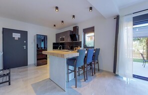 Fridge, microwave, stovetop, dishwasher